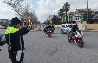 Mesleğinde 32 yılı geride bırakarak emekli olan trafik polisinin son görevinde motosikletlilerden sürpriz