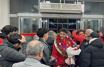 Milli sporcu Furkan Akar çiçeklerle karşılandı