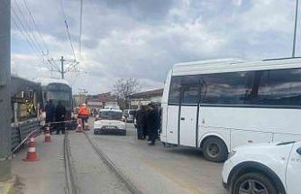 Minibüsle çarpışan tramvay raydan çıktı