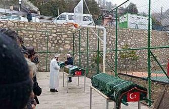 Minibüsün uçuruma yuvarlandığı kazada ölen 3 kişi son yolculuklarına uğurlandı