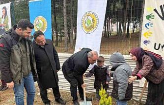 Minik eller fidanları toprakla buluşturdu