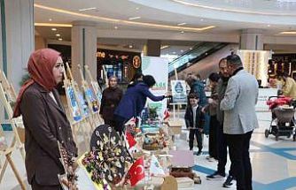 Minik ellerin doğaya dokunuşu