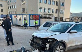 Motosiklet ile otomobil çarpıştı: 1 yaralı