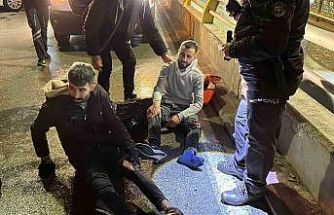 Motosiklet, otomobile arkadan çarptı: 2 yaralı