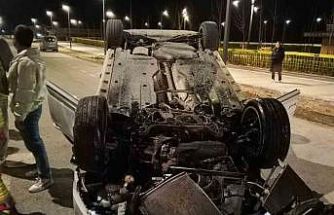 Motosiklete çarpan otomobil takla atarak ters döndü: 2 yaralı