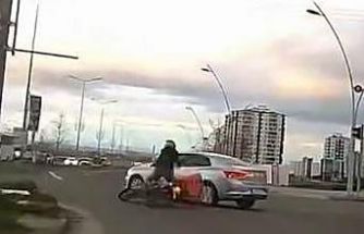 Motosikletin otomobille çarpışma anı kamerada