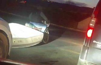 Motosikletle yatak taşıdı