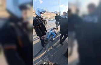 Motosikletli kuryeye arkadan çarpan aracın kaçtığı iddiası