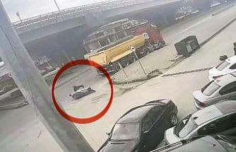 Motosikletli tırın altına girmekten son anda kurtuldu
