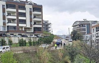 Mudanya’da yağmur sonrası site önündeki yol çöktü