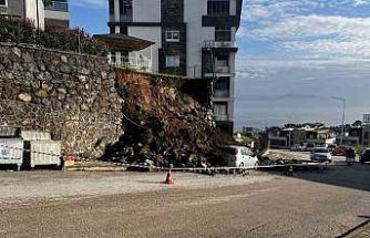 Mudanya’da yağmura dayanamayan istinat duvarı çöktü