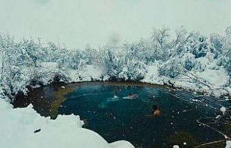 Muhteşem manzarada üç arkadaş kar yağışı altında gölette yüzdü