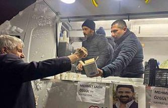 Muradiye’de teravih sonrası lokma ikramı