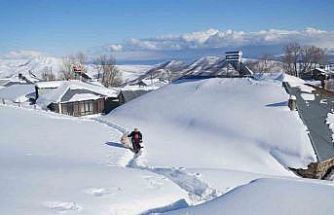 Muş’ta 1800 rakımlı köy kara gömüldü: Evler kar altında, ulaşım tünellerle sağlanıyor