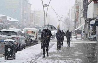 Muş’ta 40 köy yolu kapandı, mahsur kalan hasta kurtarıldı