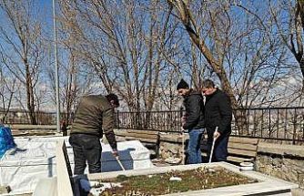 Muş’ta bayram öncesi şehit mezarlıklarında bakım ve temizlik yapıldı