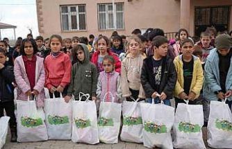 Muş’un ücra köylerindeki bin çocuğa bayram sevinci