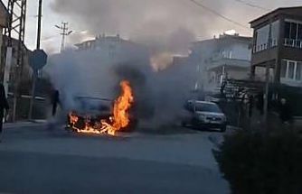 Niğde’de park halindeki otomobil alev alev yandı