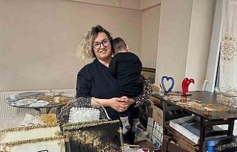 Oğlunun tedavi masrafları için evini atölyeye çevirdi