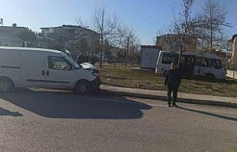 Öğrenci servisi ile hafif ticari araç çarpıştı: 2 yaralı