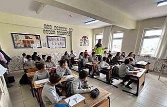 Öğrenci ve öğretmenlere trafik eğitimi verildi