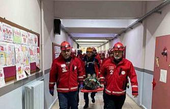 Öğrenciler depremde ne yapmaları gerektiğini tatbikatta öğrendi