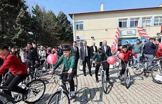Öğrenciler hediyelerini protokol üyelerinden aldı