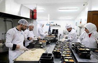 Öğrenciler ve ihtiyaç sahipleri için dev kazanlar kaynıyor