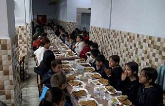 Öğretmen-veli dayanışmasıyla köy okulunda öğrencilere restoran tadında iftar yemeği