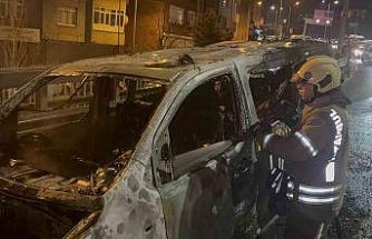 Okmeydanı’nda ticari takside yangın: Yolcular son anda tahliye edildi