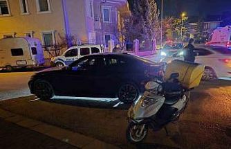 Önüne araç çıkınca motosikleti deviren kurye yaralandı