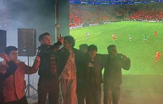 Osmaniye’de Galatasaray’ın galibiyeti havai fişek ve meşalelerle kutlandı