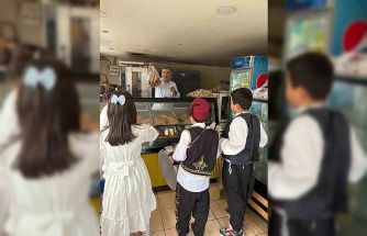 Osmaniye’de öğrenciler maniler okudular, lokum dağıttı