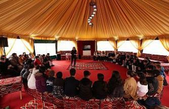 Otağ çadırında minik kitapseverler için imza günü