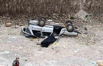 Otomobil 10 metrelik çukura düştü: 1 ölü, 1 yaralı