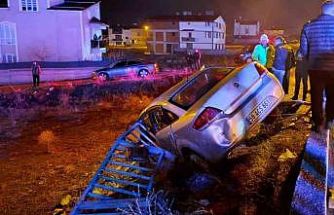 Otomobil bariyere çarptı: 1’i ağır, 2 kişi yaralandı