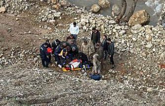 Otomobil dere yatağına yuvarlandı: 3 yaralı