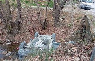 Otomobil dereye yuvarlandı: 5 yaralı