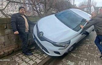 Otomobil duvara çarptı: 2 yaralı