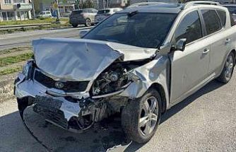 Otomobil hafif ticari araca çarptı: 4 yaralı