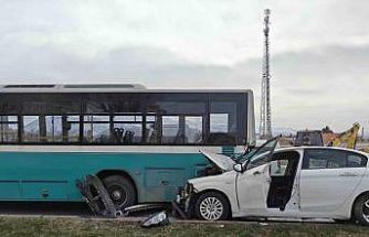 Otomobil halk otobüsüne çarptı, maddi hasar oluştu