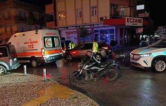 Otomobil ile motosikletin çarpışma anı kamerada: 1 yaralı