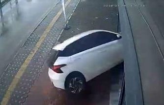 Otomobil iş yerinin vitrininden içeri girdi