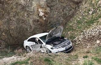 Otomobil park halindeki araca çarptıktan sonra şarampole uçtu: 2 yaralı