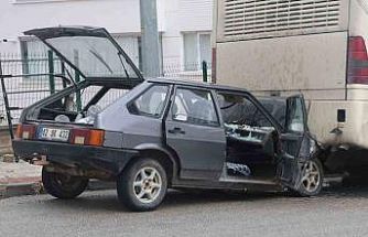 Otomobil park halindeki otobüse çarptı: 1 yaralı