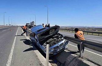 Otomobil refüje çarptı, araçta sıkışan sürücüyü itfaiye kurtardı