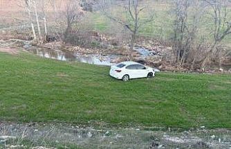 Otomobil tarlaya yuvarlandı: 2 yaralı