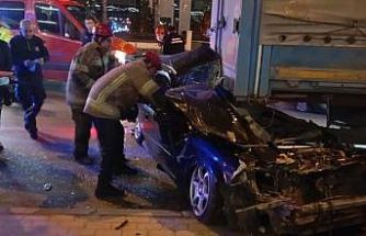 Otomobil tırın altına girdi: Sürücü ağır yaralandı