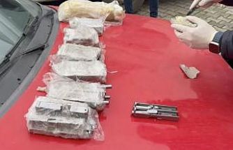 Otomobilin kapılarına zulalanmış cephanelik polis ekiplerince yakalandı