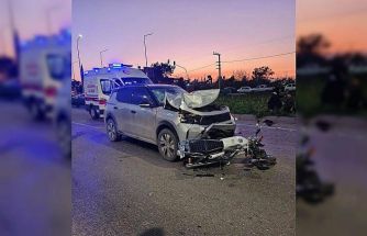 Otomobille çarpışan motosikletteki 2 kişi yaralandı